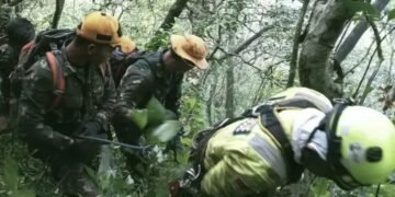 Prajurit TNI Temukan Enam Korban Kecelakaan Pesawat ATR 42-500