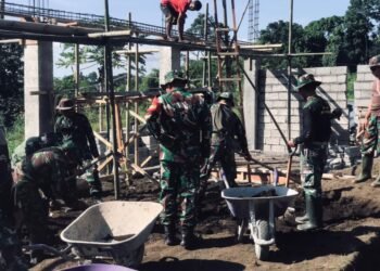 Danramil 1310-01/Bitung Turun Tangan Lakukan Perataan Tanah Pembangunan Gerai KDMP Manembo Nembo Atas