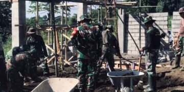 Danramil 1310-01/Bitung Turun Tangan Lakukan Perataan Tanah Pembangunan Gerai KDMP Manembo Nembo Atas