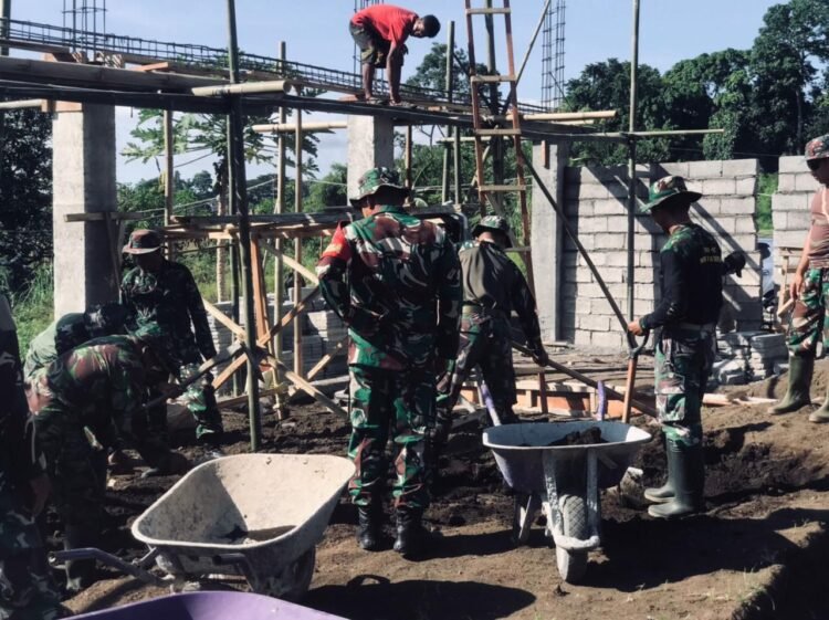 Danramil 1310-01/Bitung Turun Tangan Lakukan Perataan Tanah Pembangunan Gerai KDMP Manembo Nembo Atas