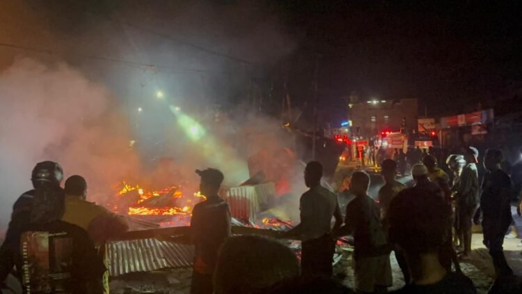 Polri Bergerak Cepat, Water Canon Dikerahkan Padamkan Kebakaran di Jalan Seringgu Merauke