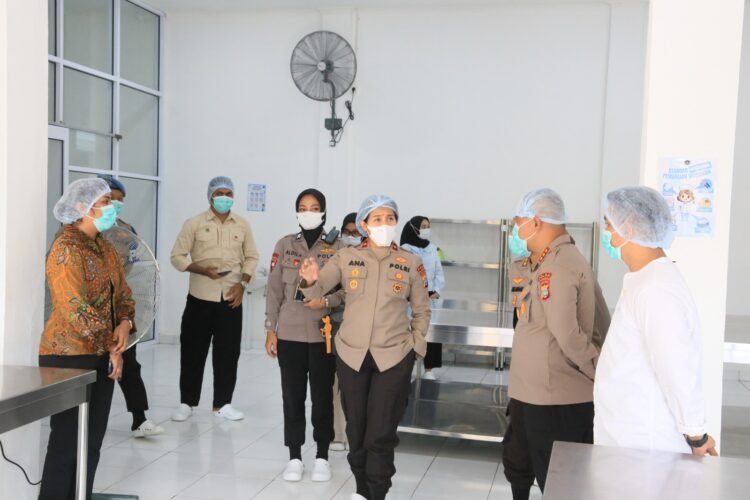 Wakapolda Papua Barat Tinjau SPPG Polda Papua Barat