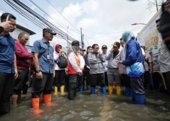 Tinjau Pengungsian Banjir di Rawa Buaya, Gubernur Pramono Serahkan Bantuan dan Tambah Pompa Air