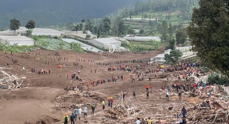 Pompa Bertekanan Tinggi Jadi Andalan Diskarmatan Kota Bandung Cari Korban Longsor Cisarua