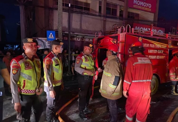 Polresta Cilacap Sigap Amankan Kebakaran Pusat Perbelanjaan, Evakuasi Warga Hingga Pengamanan Aset