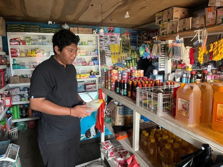 Satreskrim Polres Mamberamo Tengah Cek Harga Bahan Pokok di Pasar Sentral Kobakma