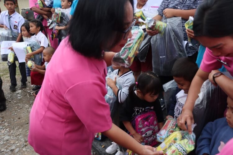 Bhayangkari Cabang Tolikara Berbagi Kepedulian, Dukung Semangat Belajar Anak Personel Polres Tolikara