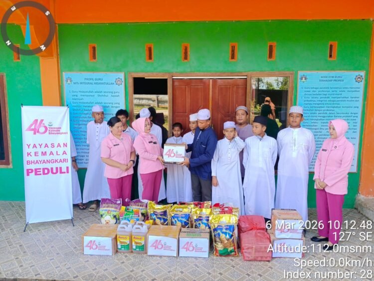 Peringati HUT ke-46 YKB, Bhayangkari Boven Digoel Salurkan Sembako bagi Mualaf dan Pengurus Masjid