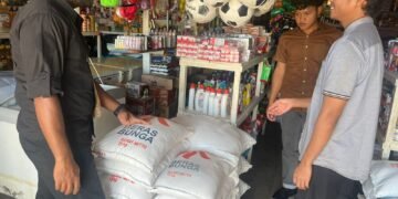 Satreskrim Polres Mamberamo Tengah Cek Harga Bahan Pokok di Pasar Kobakma