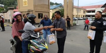 Wujud Kepedulian Ramadan, Polda Papua Bagikan Ratusan Takjil kepada Pengguna Jalan