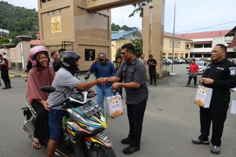 Wujud Kepedulian Ramadan, Polda Papua Bagikan Ratusan Takjil kepada Pengguna Jalan