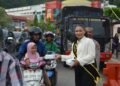Duta Humas Polda Papua Berbagi Takjil, Pererat Kedekatan Polri dengan Masyarakat di Bulan Ramadhan