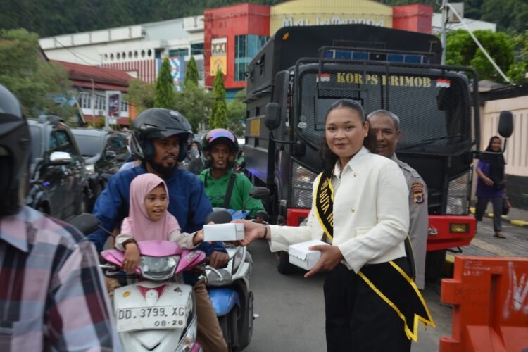 Duta Humas Polda Papua Berbagi Takjil, Pererat Kedekatan Polri dengan Masyarakat di Bulan Ramadhan