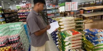 Satreskrim Polres Supiori Pantau Harga Pangan dan Stok Minyak Goreng di Pasar dan Ritel Modern