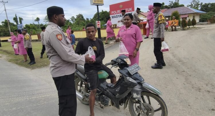Polsek Bonggo Berbagi Takjil, Wujud Kepedulian dan Toleransi di Bulan Suci Ramadhan