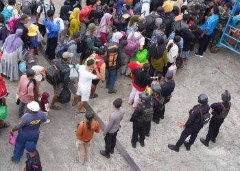 Pengamanan Arus Mudik Lebaran di Pelabuhan Manokwari, Personel Operasi Ketupat Mansinam 2026 Siaga Layani Penumpang Kapal
