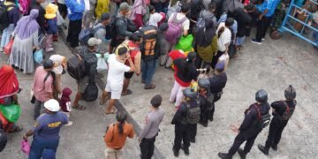 Pengamanan Arus Mudik Lebaran di Pelabuhan Manokwari, Personel Operasi Ketupat Mansinam 2026 Siaga Layani Penumpang Kapal