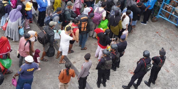 Pengamanan Arus Mudik Lebaran di Pelabuhan Manokwari, Personel Operasi Ketupat Mansinam 2026 Siaga Layani Penumpang Kapal