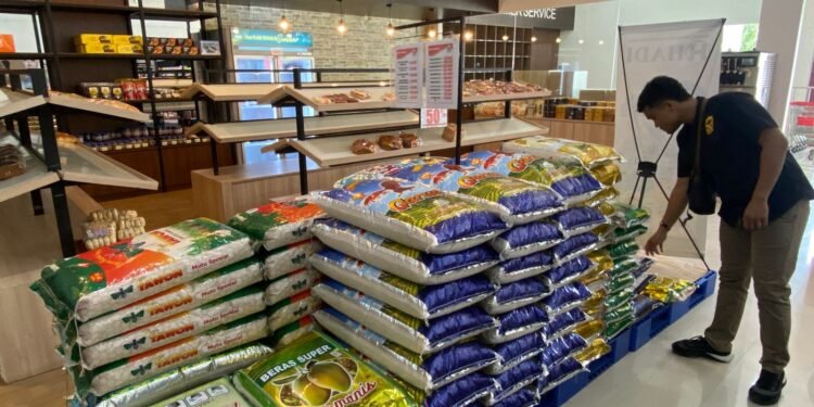 Satgas Saber Polres Supiori Cek Harga Pangan di Ritel Modern