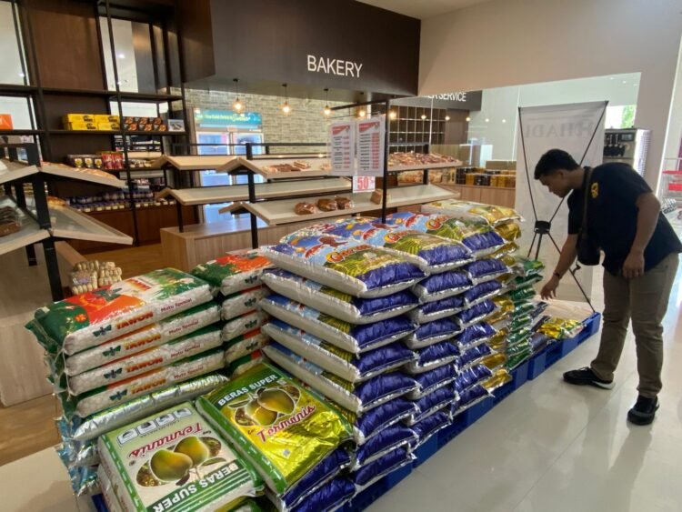 Satgas Saber Polres Supiori Cek Harga Pangan di Ritel Modern