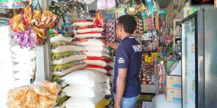 Satreskrim Polres Yalimo Cek Harga Bahan Pokok di Pasar Sentral Elelim