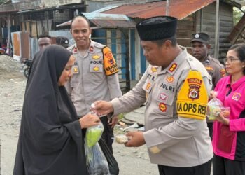 Hangatnya Ramadan, Polres Yahukimo dan Bhayangkari Berbagi Takjil untuk Masyarakat