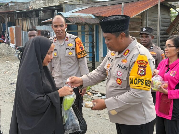 Hangatnya Ramadan, Polres Yahukimo dan Bhayangkari Berbagi Takjil untuk Masyarakat