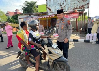 Ramadan Penuh Berkah, Polres Merauke dan Bhayangkari Berbagi Takjil kepada Pengguna Jalan