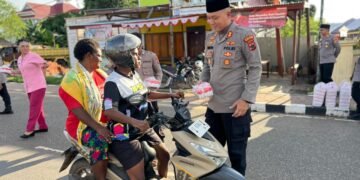 Ramadan Penuh Berkah, Polres Merauke dan Bhayangkari Berbagi Takjil kepada Pengguna Jalan