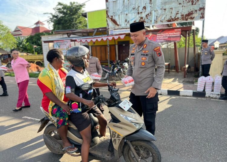 Ramadan Penuh Berkah, Polres Merauke dan Bhayangkari Berbagi Takjil kepada Pengguna Jalan