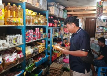 Satgas Saber Polres Mamberamo Tengah Cek Harga Bahan Pokok di Pasar Kobakma, Sejumlah Komoditas Lampaui HET