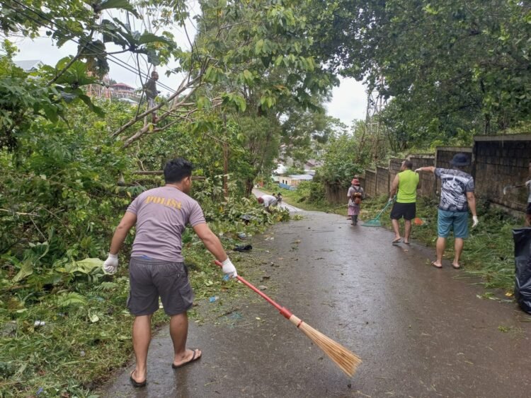 Pererat Kebersamaan, Warga Aspol Dok VII Atas Gotong Royong Bersihkan Lingkungan Asrama Polisi