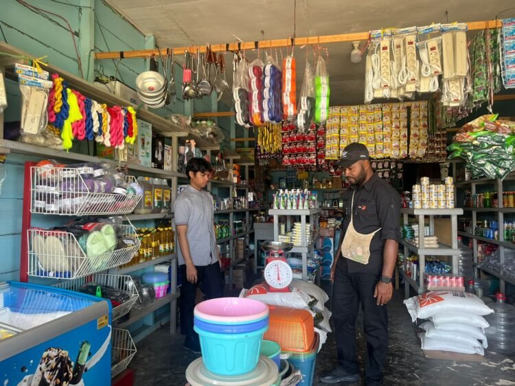 Polres Mamberamo Tengah Cek Harga Beras di Pasar Sentral Kobakma