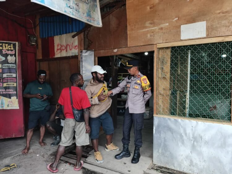 Bhabinkamtibmas di Kampung Asbol Perkuat Sinergi Polisi dan Masyarakat