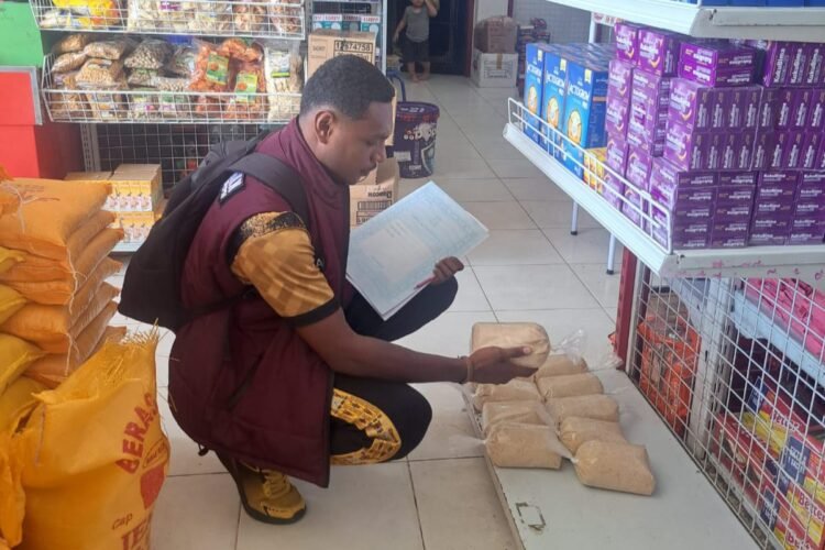 Satgas Pangan Polres Sarmi Lakukan Pengecekan Harga Beras di Kios Sultan, Pastikan Ketersediaan dan Stabilitas Harga