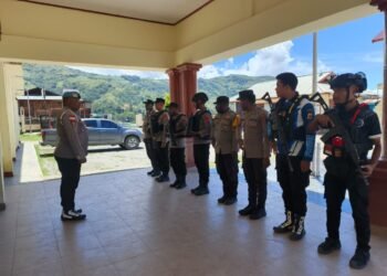 Polres Tolikara Intensifkan Patroli Jalan Kaki Wujudkan Kamtibmas Aman dan Kondusif