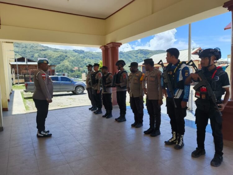 Polres Tolikara Intensifkan Patroli Jalan Kaki Wujudkan Kamtibmas Aman dan Kondusif