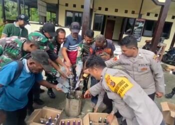 Perkuat Sinergi TNI-Polri Dan Masyarakat, Polsek Waris Gelar Halal Bihalal Dan Musnahkan Miras Hasil Razia