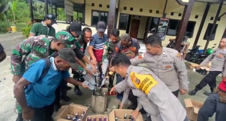 Perkuat Sinergi TNI-Polri Dan Masyarakat, Polsek Waris Gelar Halal Bihalal Dan Musnahkan Miras Hasil Razia