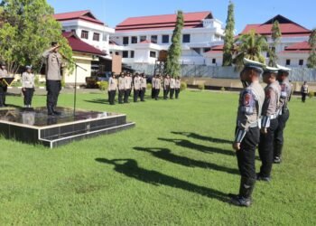 Apresiasi Kinerja Humanis, Kapolres Merauke Anugerahkan Penghargaan Kepada Personel Sat Lantas Berprestasi