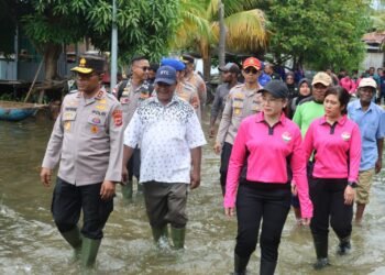 Wujud Kepedulian Polri, Kapolda Papua dan Bhayangkari Bantu Warga Terdampak Banjir Danau