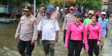 Wujud Kepedulian Polri, Kapolda Papua dan Bhayangkari Bantu Warga Terdampak Banjir Danau