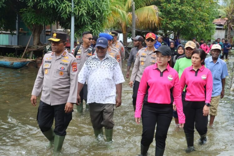Wujud Kepedulian Polri, Kapolda Papua dan Bhayangkari Bantu Warga Terdampak Banjir Danau