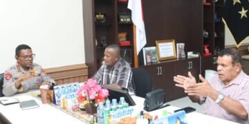 Kapolda Papua Terima Aspirasi Ondofolo Yobeh, Siap Bantu Perbaikan Jembatan dan Dukung Festival Kampung