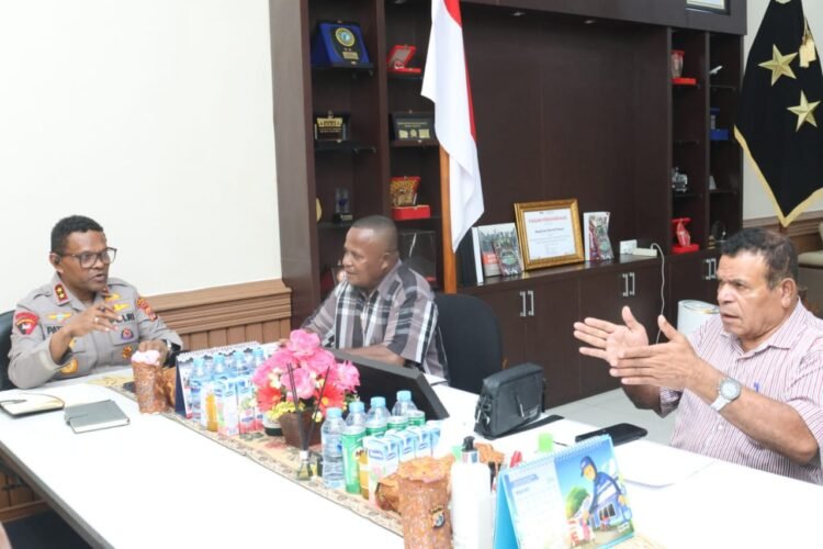 Kapolda Papua Terima Aspirasi Ondofolo Yobeh, Siap Bantu Perbaikan Jembatan dan Dukung Festival Kampung
