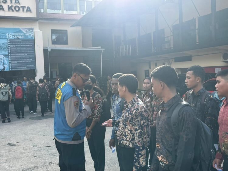 Kapolda Papua Terima Aspirasi Ondofolo Yobeh, Siap Bantu Perbaikan Jembatan dan Dukung Festival Kampung