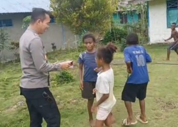 Peduli Pendidikan Anak Papua, Kapolsek Biak Barat Bagikan Buku di Distrik Swandiwe