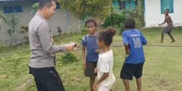 Peduli Pendidikan Anak Papua, Kapolsek Biak Barat Bagikan Buku di Distrik Swandiwe