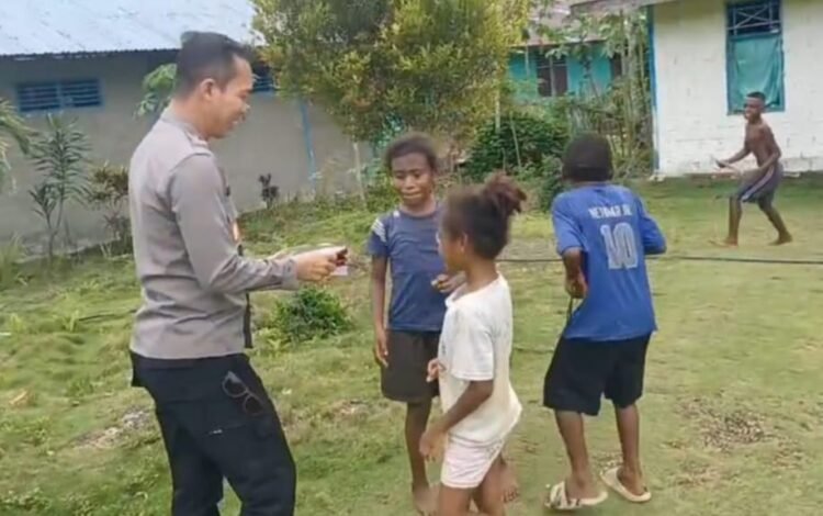 Peduli Pendidikan Anak Papua, Kapolsek Biak Barat Bagikan Buku di Distrik Swandiwe