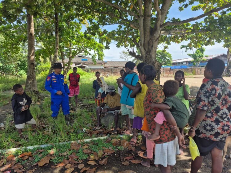 Polisi RW Sat Polairud Polres Merauke Perkuat Kemitraan Kamtibmas Melalui Sambang Warga di Kampung Wogekel